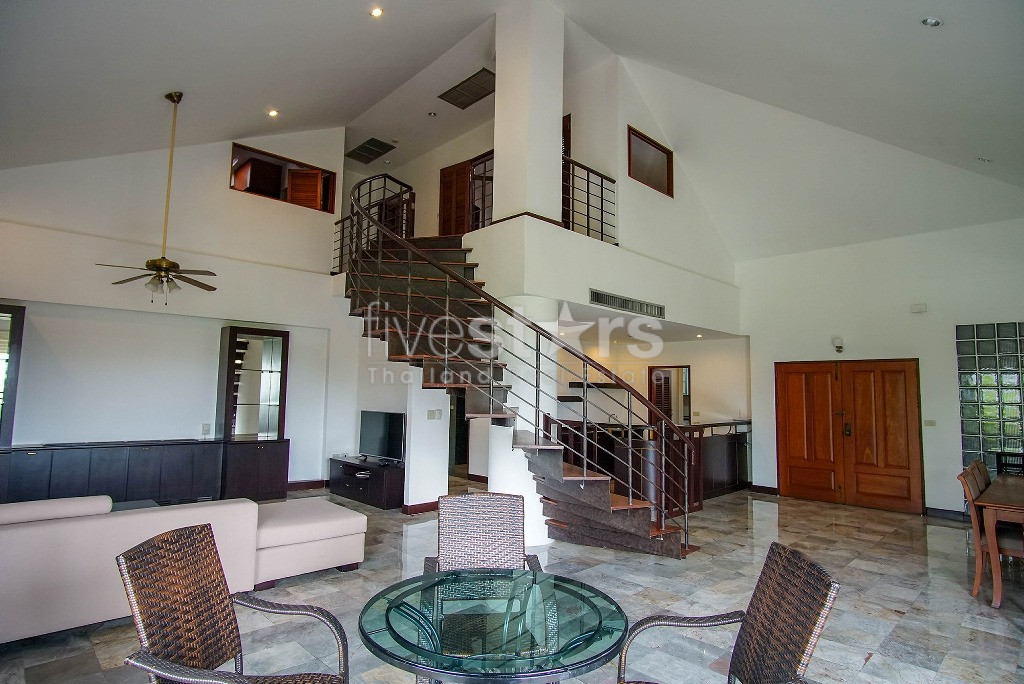 Unique appartement en Duplex de 4 chambres à louer près du BTS Phromphong