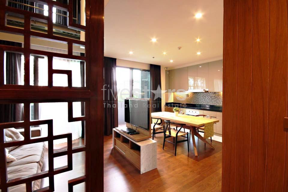 Duplex 2 bedrooms condo for rent close to BTS Thonglor
