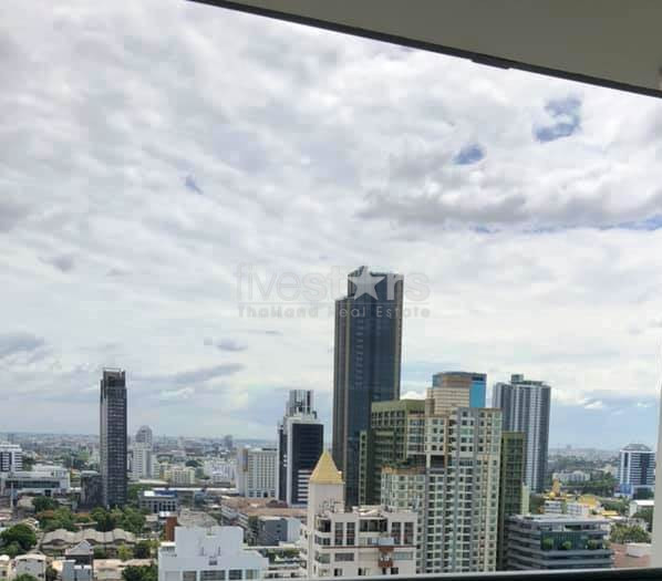 Appartement d'une chambre en étage élevé à vendre dans le quartier de Thonglor