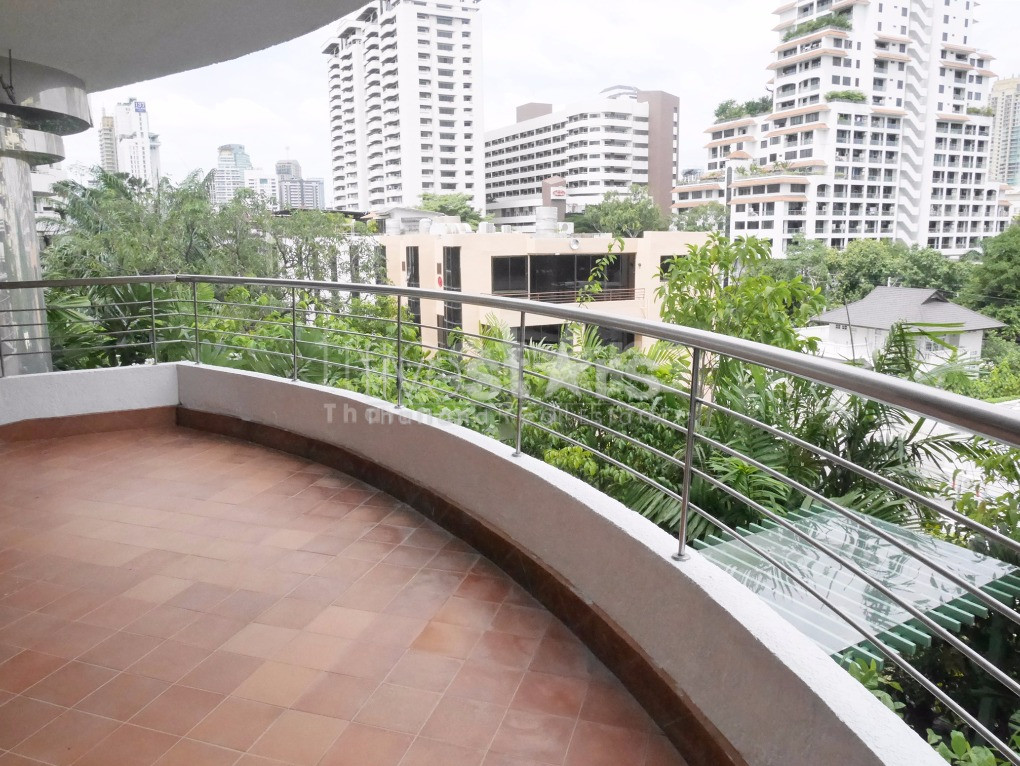 Duplex moderne et spacieux de 3 chambres quartier Phromphong