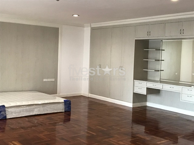 Appartement de 4 chambres à louer avec jardin privatif près du BTS Phromphong, photo 3