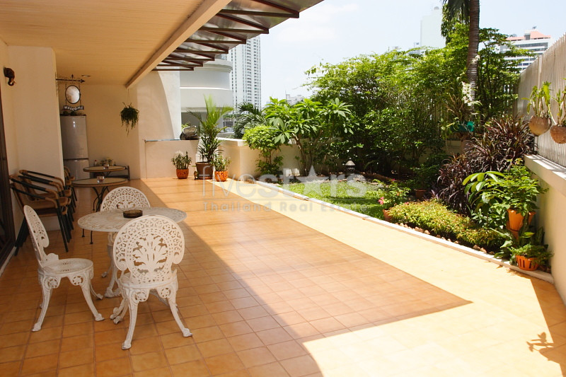 Appartement de 4 chambres à louer avec jardin privatif près du BTS Phromphong
