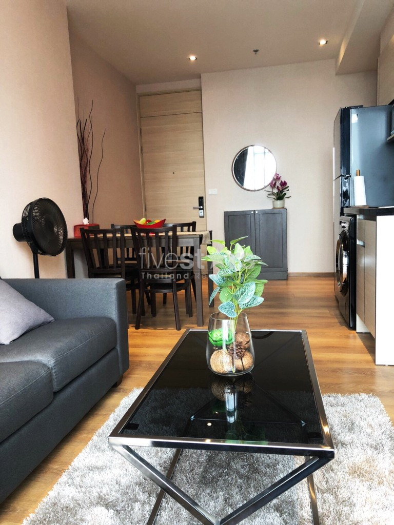 Modern 2 bedrooms condo for rent in Phromphong
