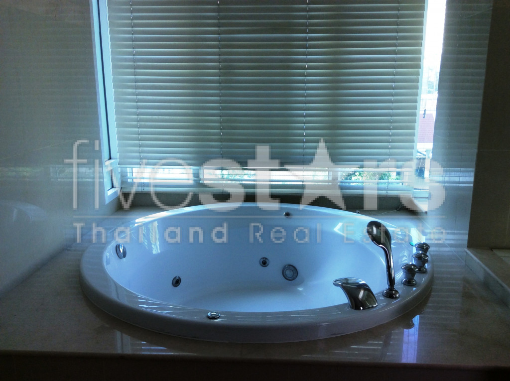 2 bedrooms condo for sale near BTS Phromphong, photo 5