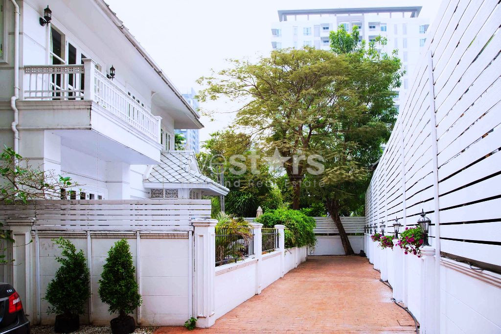 Maison de 4 chambres avec piscine à louer à Sukhumvit, quartier Phromphong, photo 2