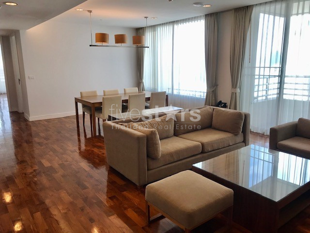 3 bedroom apartment for rent on Phromphong