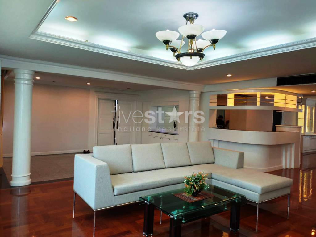 Large 3 bedrooms pet friendly apartment for rent in Sukhumvit near BTS Phromphong
