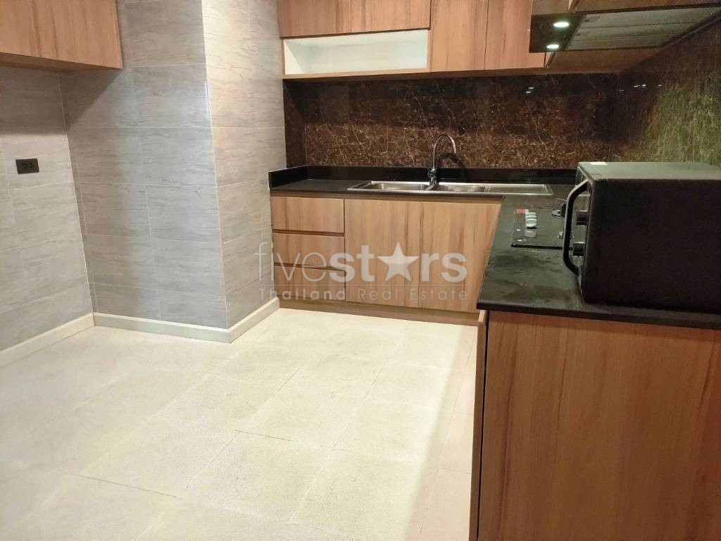 Appartement rénové de 3 chambres à louer près de la station de BTS Phromphong, photo 7