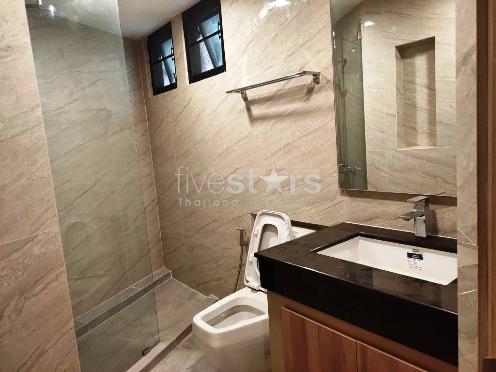 Appartement rénové de 3 chambres à louer près de la station de BTS Phromphong, photo 16