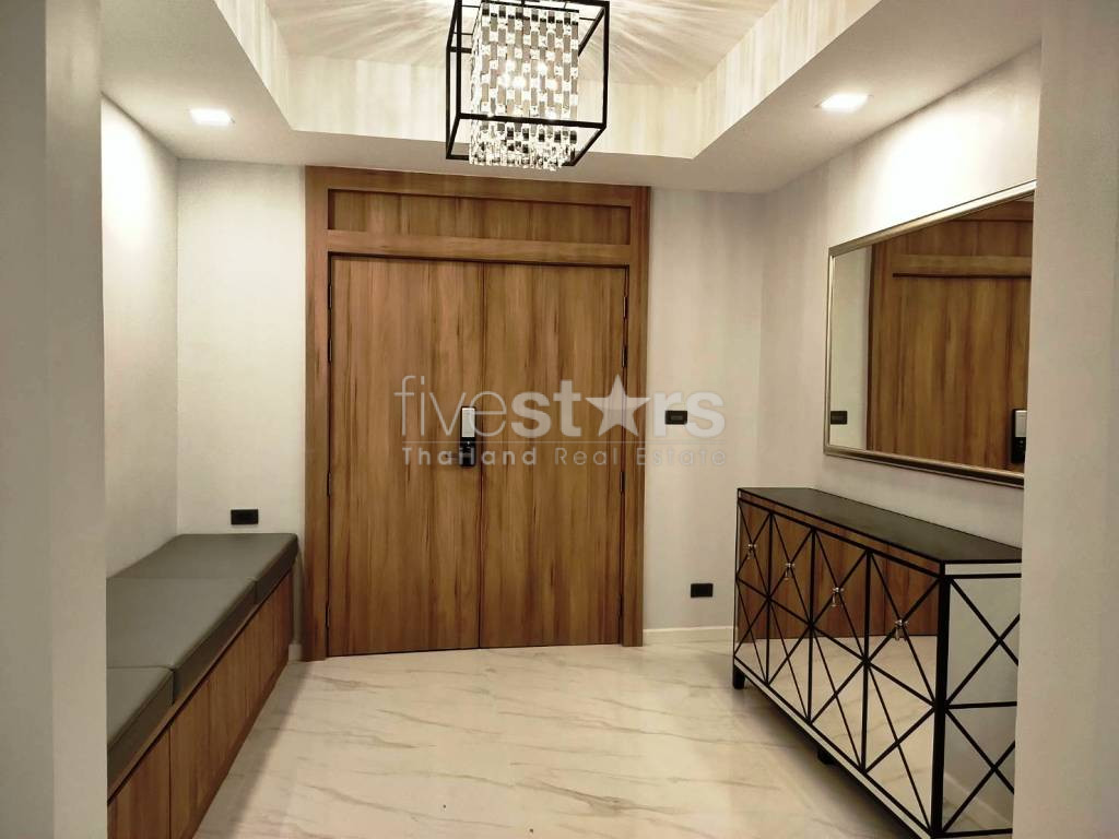 Appartement rénové de 3 chambres à louer près de la station de BTS Phromphong
