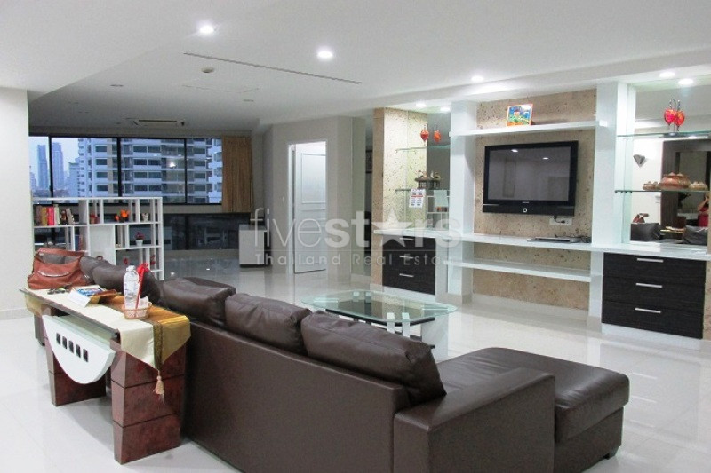 Condominium de 3 chambres à louer près du BTS Phrompong