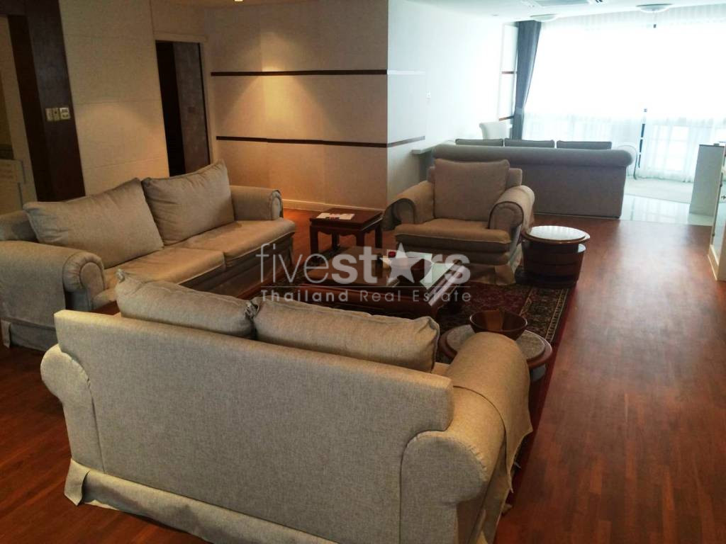 Appartement spacieux avec 3 chambres à louer près du BTS Phrompong