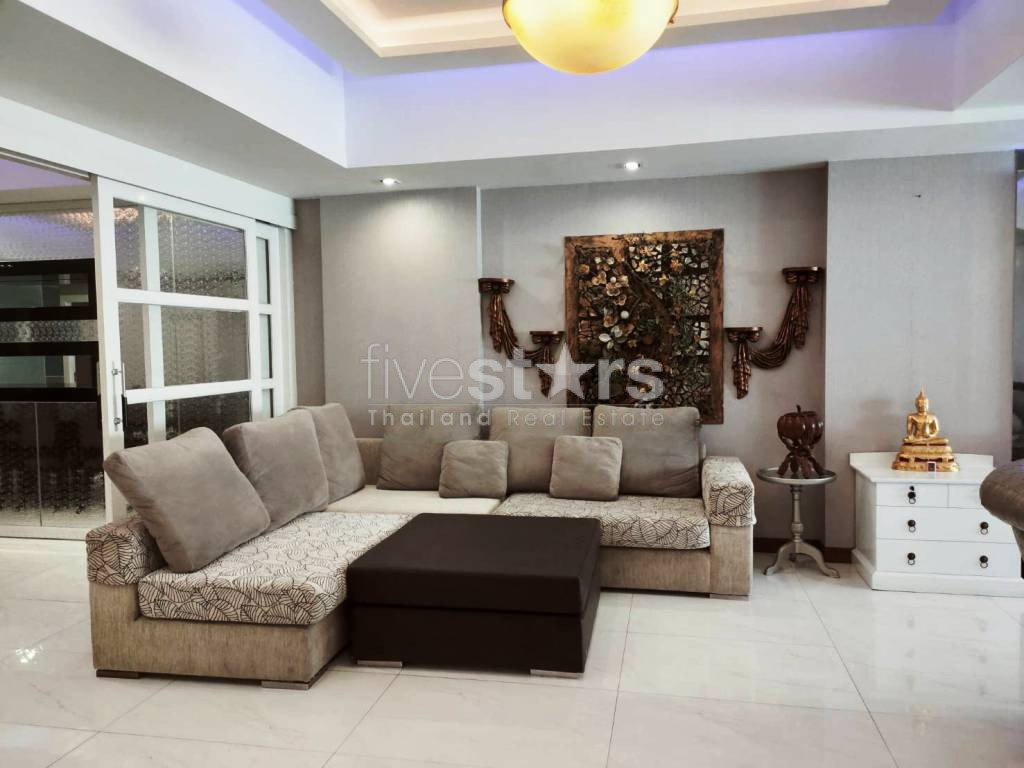 Large 2 bedrooms condo for rent in Sukhumvit near BTS Phromphong