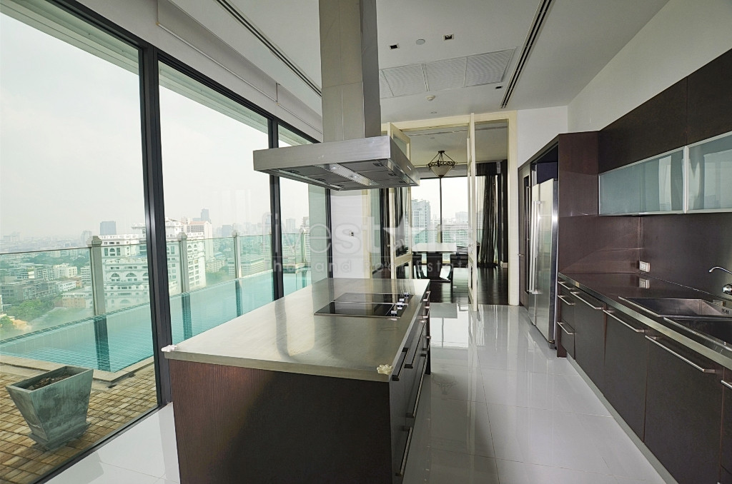 Unique appartement avec 3 chambres et piscine privée à vendre à Phromphong