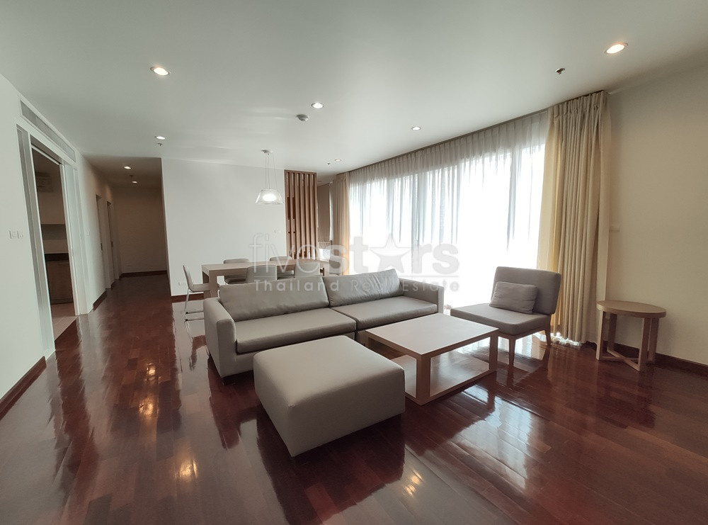3+1 bedroom apartment for rent close to Prompong BTS Station