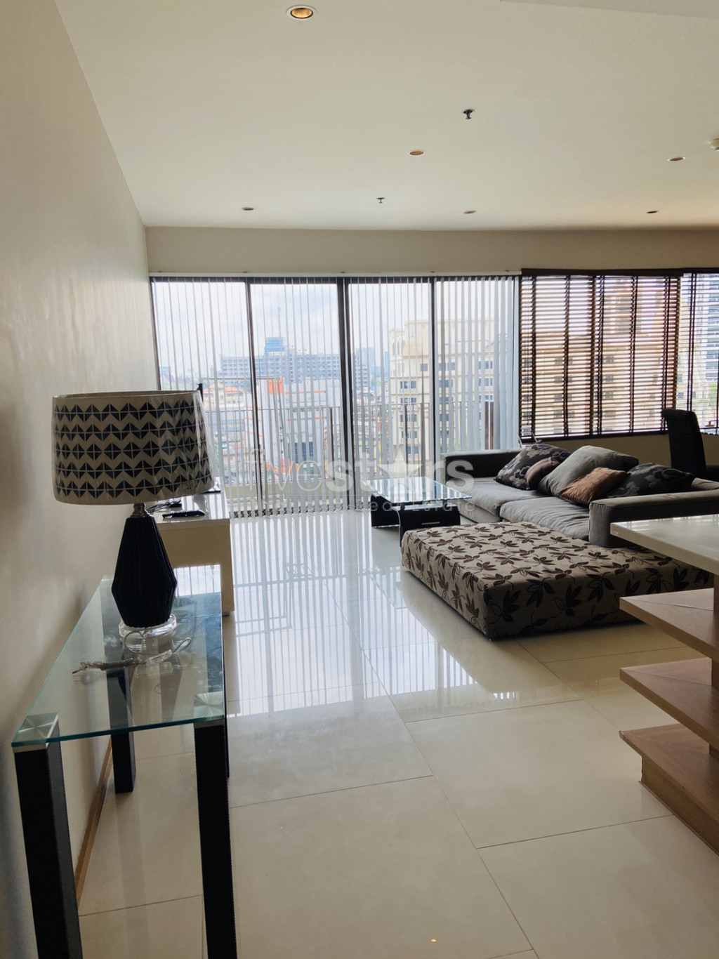 Condo 3 chambres à louer quartier Phrompong