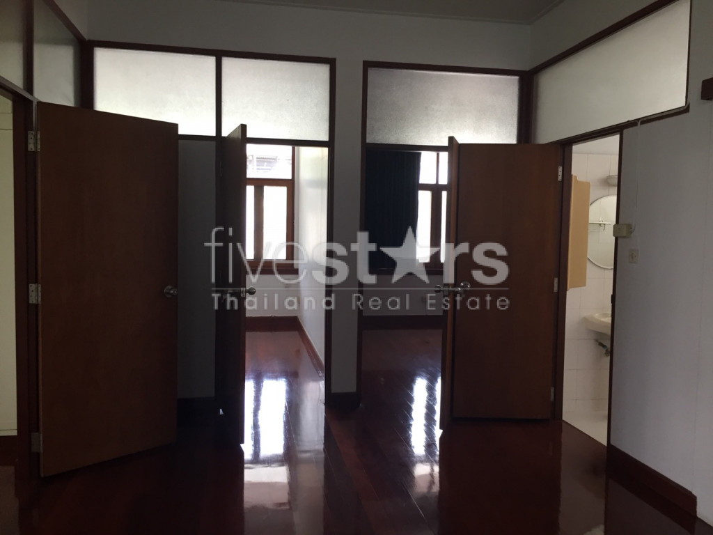 Maison non meublée de 4 chambres avec piscine privée à louer sur Thonglor, photo 3