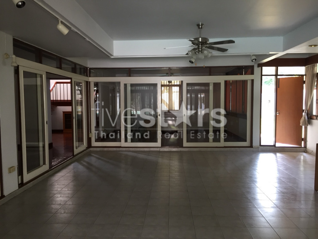Maison non meublée de 4 chambres avec piscine privée à louer sur Thonglor, photo 13
