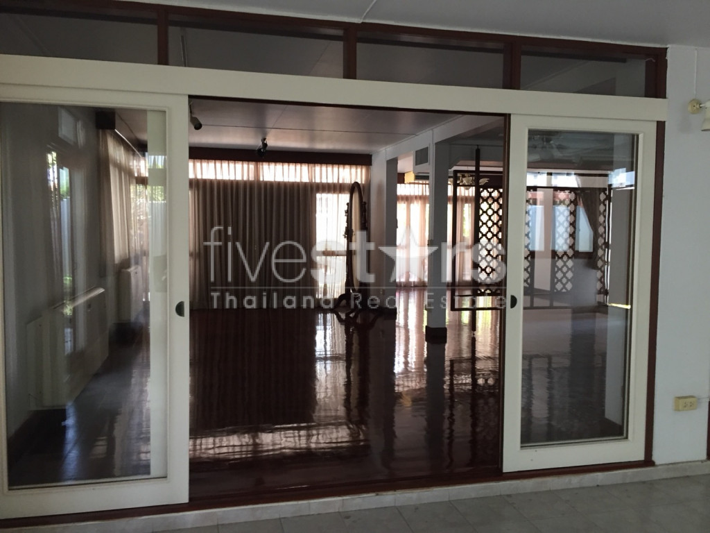 Maison non meublée de 4 chambres avec piscine privée à louer sur Thonglor, photo 12