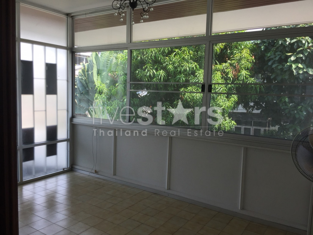 Maison non meublée de 4 chambres avec piscine privée à louer sur Thonglor, photo 6