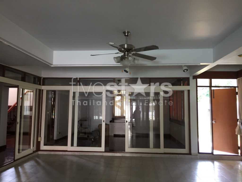 Maison non meublée de 4 chambres avec piscine privée à louer sur Thonglor, photo 11