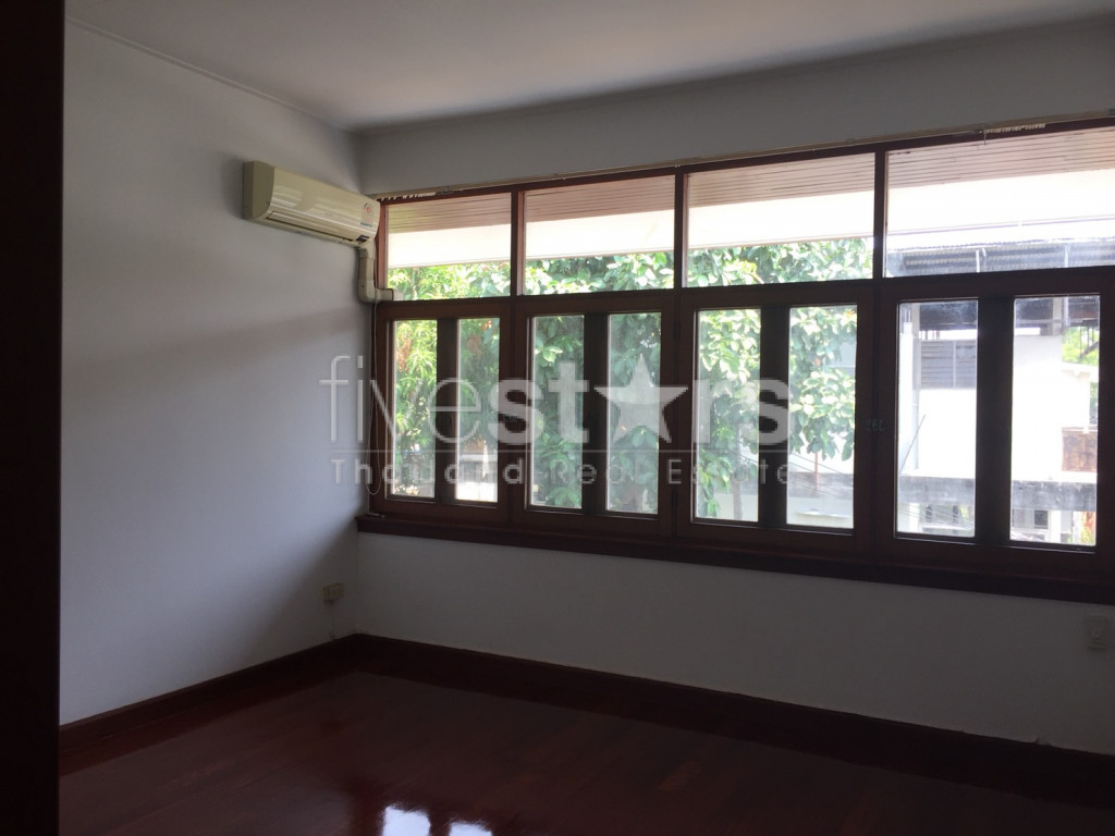 Maison non meublée de 4 chambres avec piscine privée à louer sur Thonglor, photo 5
