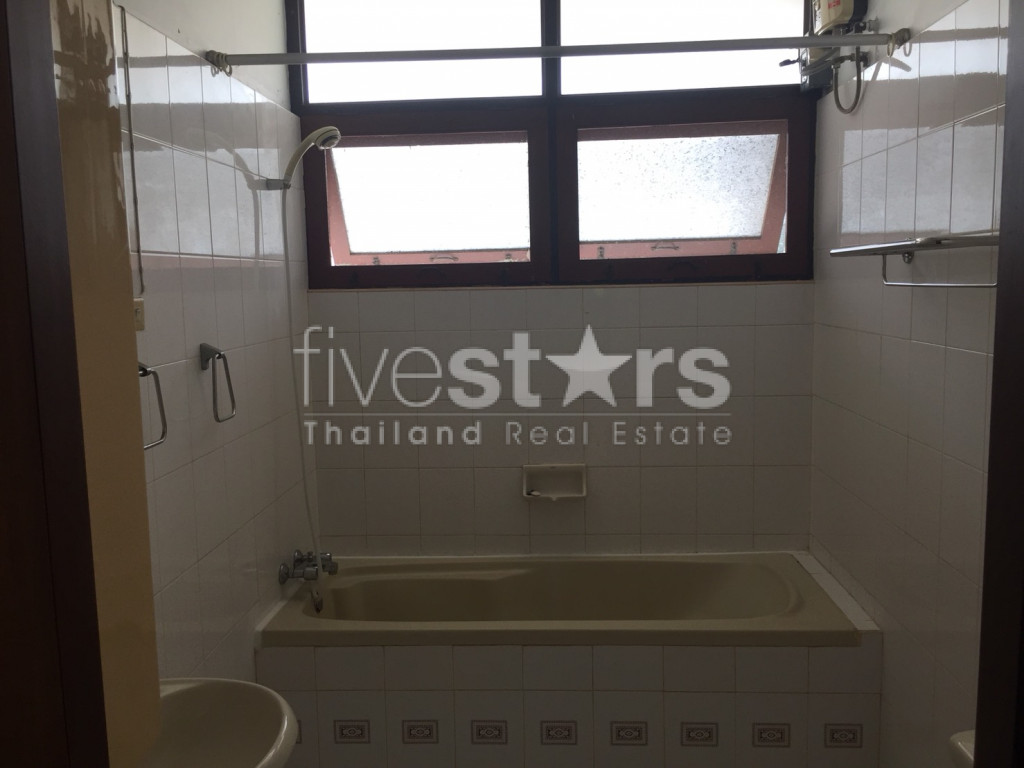 Maison non meublée de 4 chambres avec piscine privée à louer sur Thonglor, photo 4