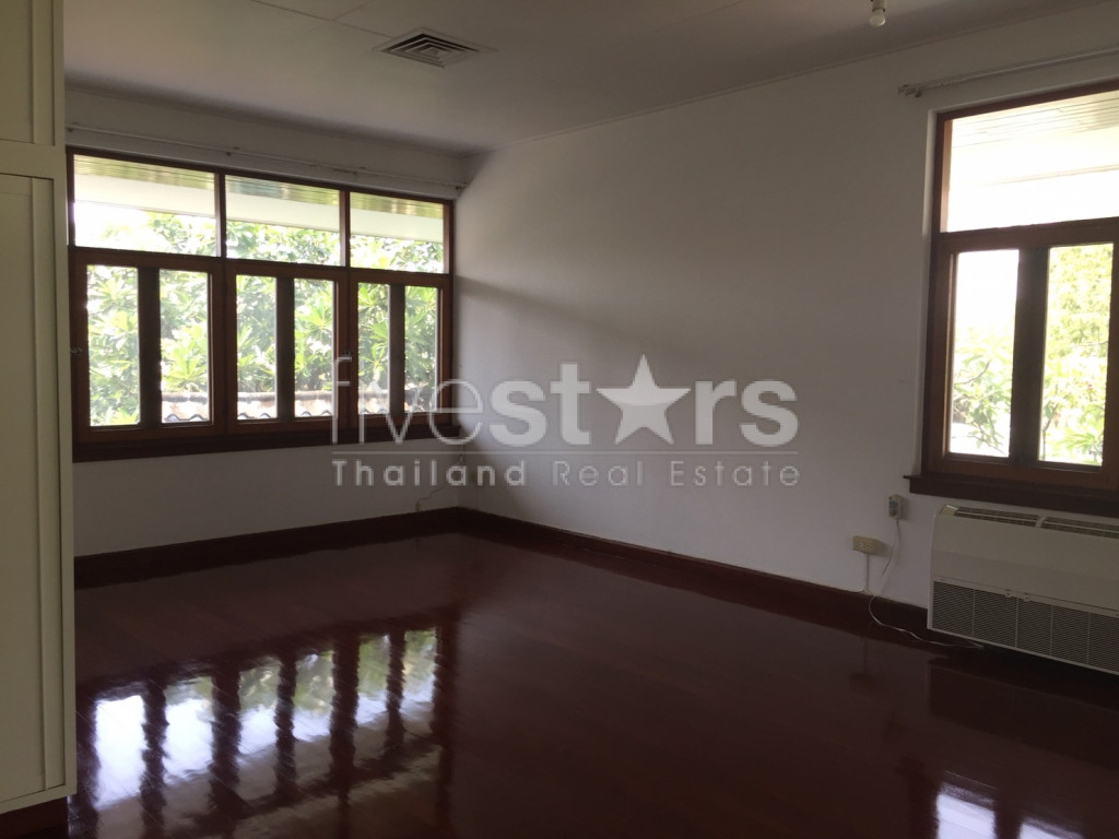 Maison non meublée de 4 chambres avec piscine privée à louer sur Thonglor, photo 8