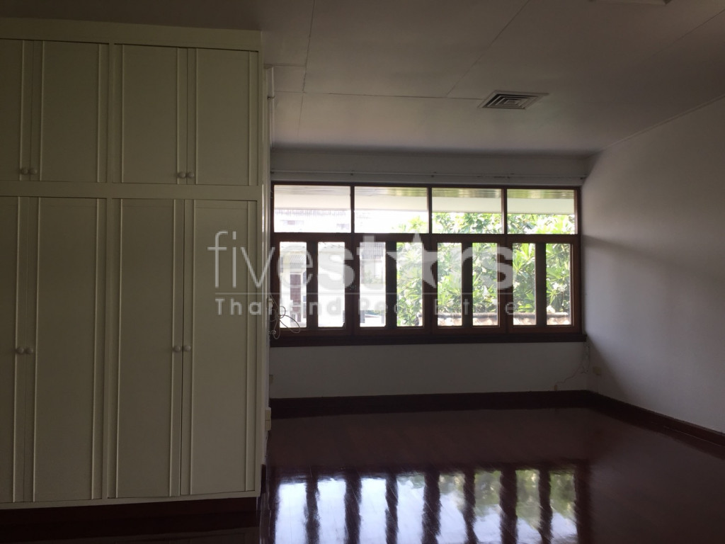 Maison non meublée de 4 chambres avec piscine privée à louer sur Thonglor, photo 7