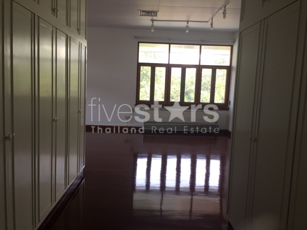 Maison non meublée de 4 chambres avec piscine privée à louer sur Thonglor, photo 9