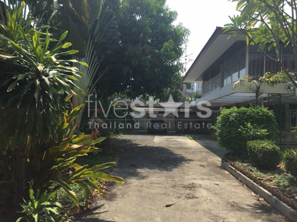 Maison non meublée de 4 chambres avec piscine privée à louer sur Thonglor