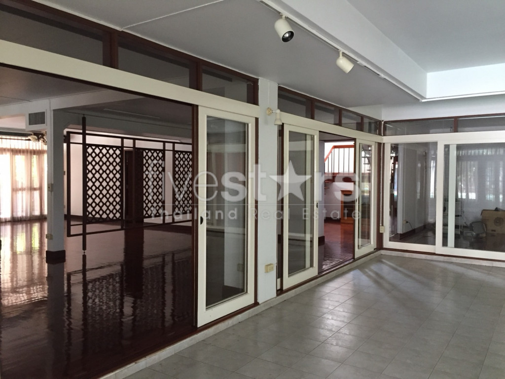 Maison non meublée de 4 chambres avec piscine privée à louer sur Thonglor, photo 14