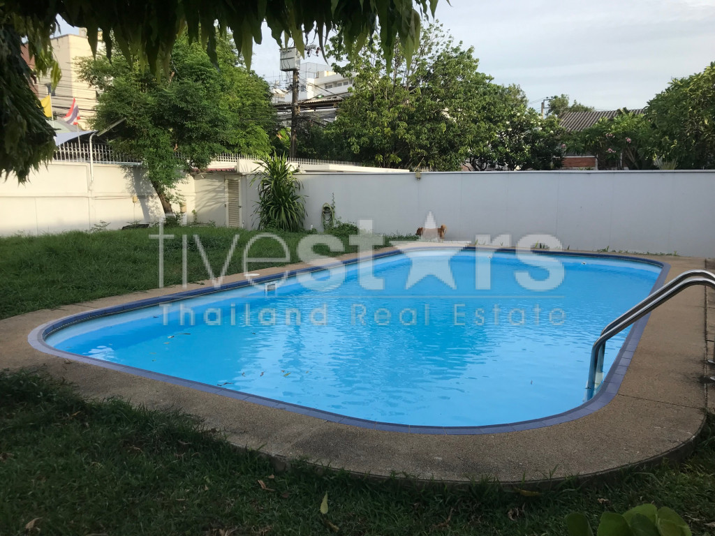 Maison non meublée de 4 chambres avec piscine privée à louer sur Thonglor
