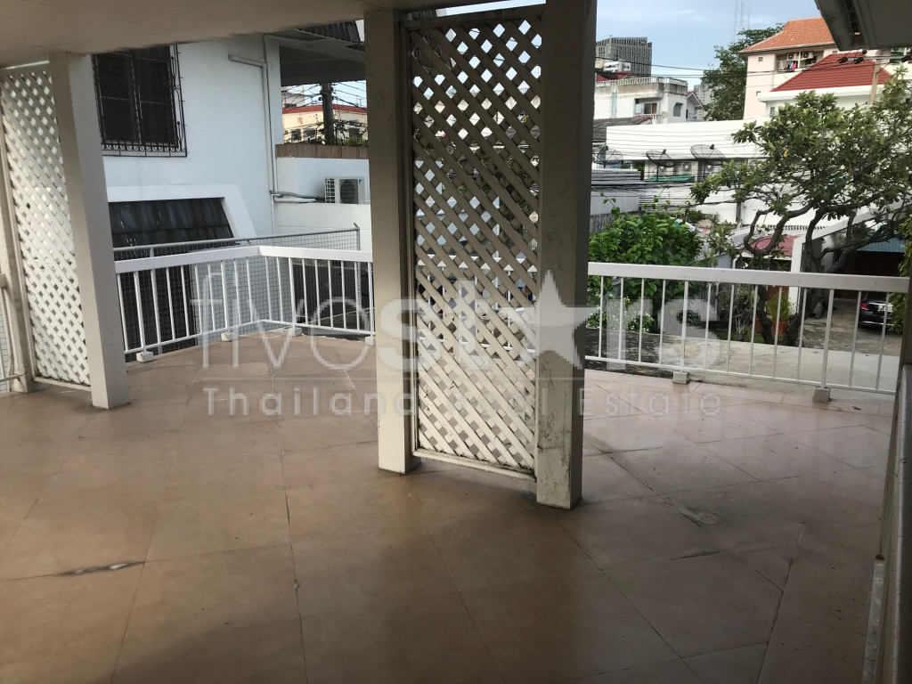 Maison non meublée de 4 chambres avec piscine privée à louer sur Thonglor, photo 9