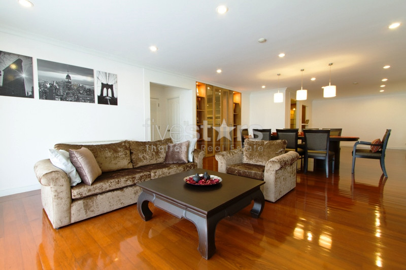 newly renovated penthouse,Duplex unit, bright, private big terrace & garden
