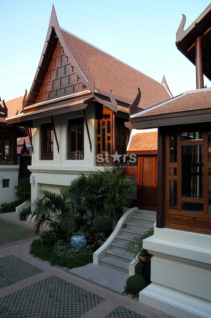 Maison 3 chambres à louer à Ekamai avec piscine privée