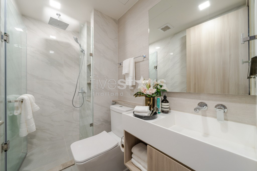 Appartement 3 chambres moderne et spacieux quartier Phromphong, photo 16