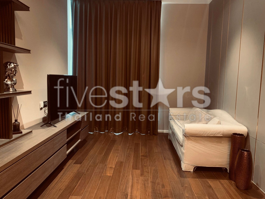 High-end 2 bedroom condo only 200m from BTS Phromphong