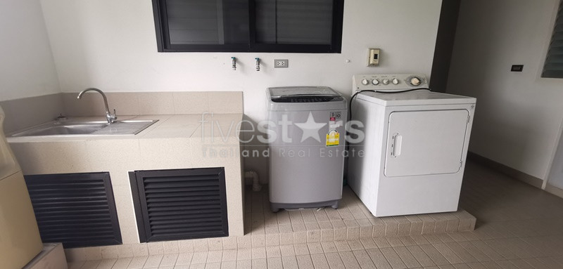 Appartement de standing avec 4 chambres quartier phrompong, photo 8