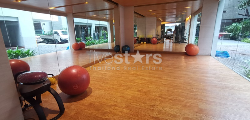 Appartement de standing avec 4 chambres quartier phrompong, photo 20