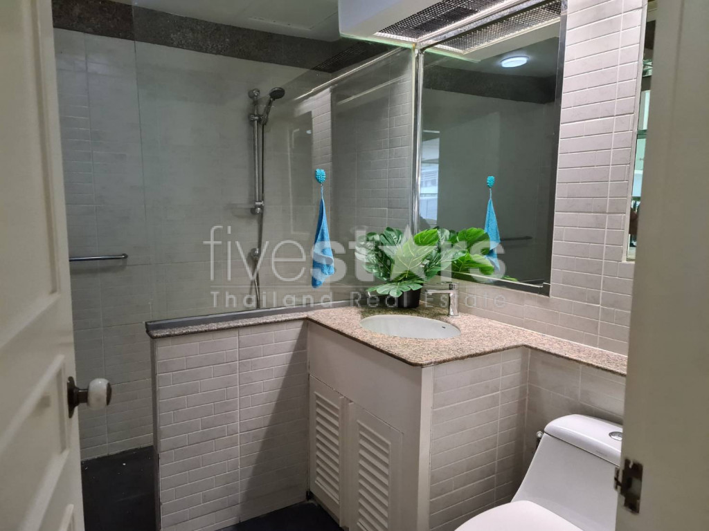 3 bedrooms condo for rent in Phromphong, photo 8