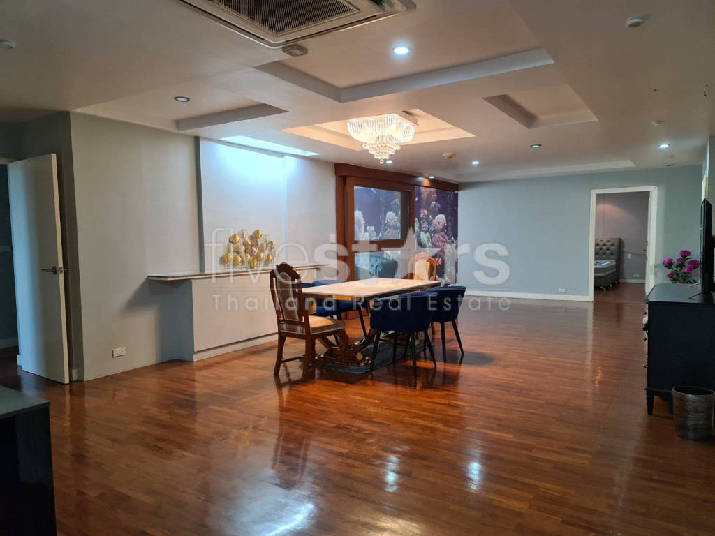 3 bedrooms condo for rent in Phromphong