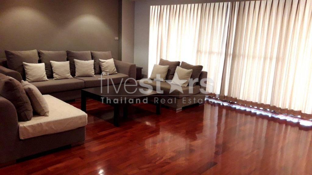 4 Bedroom apartments in quiet street of Sukhumvit only a 5-minute walk to Phrom Phong BTS station