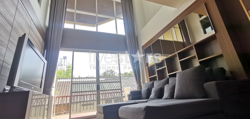 Large duplex 3 bedrooms for rent in Sukhumvit near BTS Phromphong, photo 2