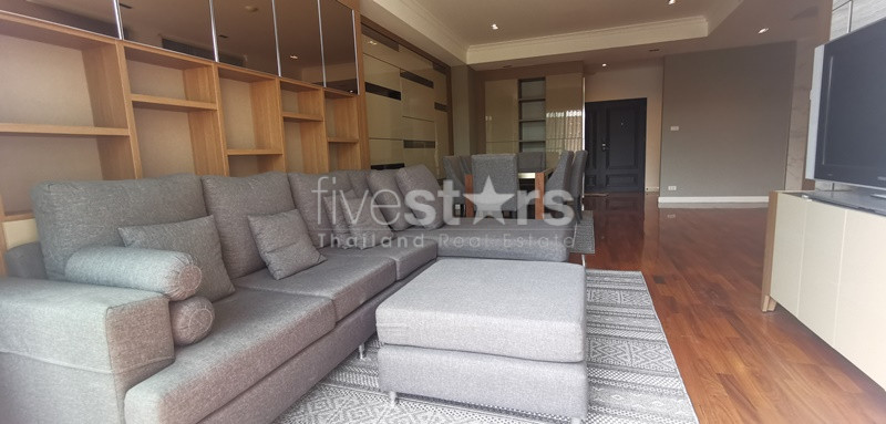 Large duplex 3 bedrooms for rent in Sukhumvit near BTS Phromphong
