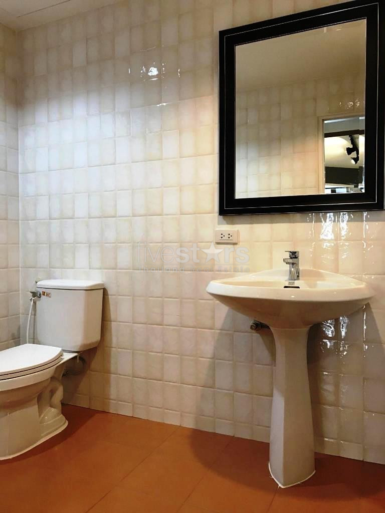 Condo spacieux de 2 chambres à louer sur Thong Lo, photo 10
