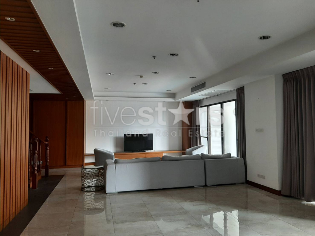 Spacious 3 bedroom duplex with private pool near BTS Phromphong
