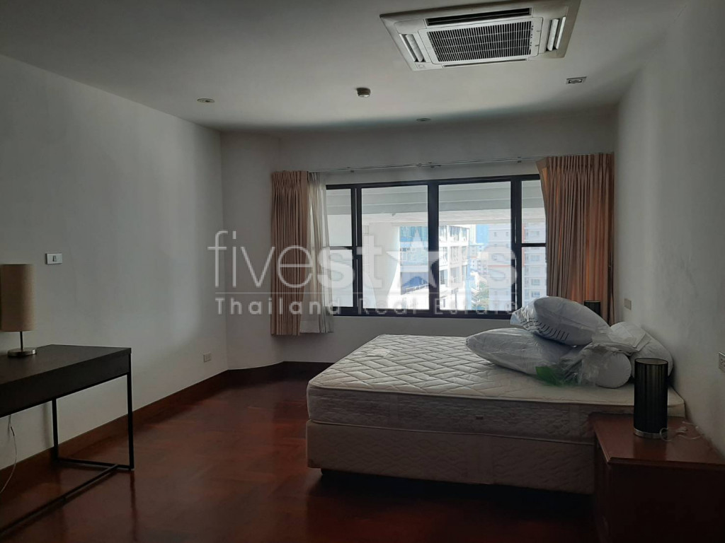 Spacious 3 bedroom duplex with private pool near BTS Phromphong, photo 9