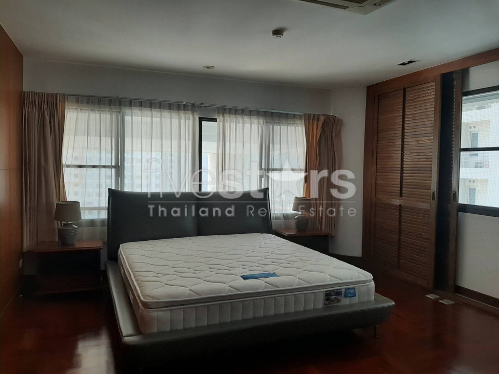 Spacious 3 bedroom duplex with private pool near BTS Phromphong, photo 8