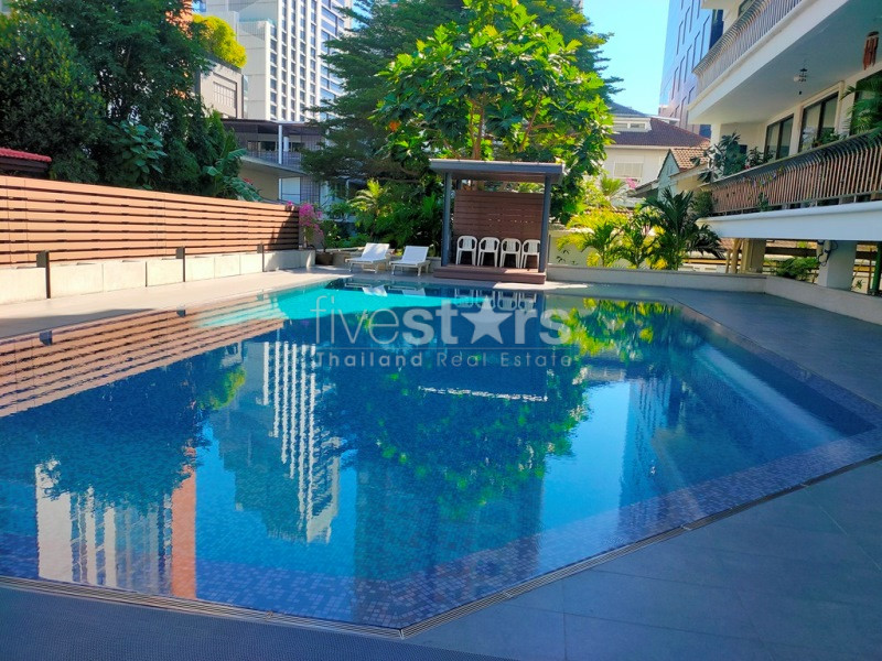 For rent large 2 bedrooms apartment near the park and BTS Phromphong